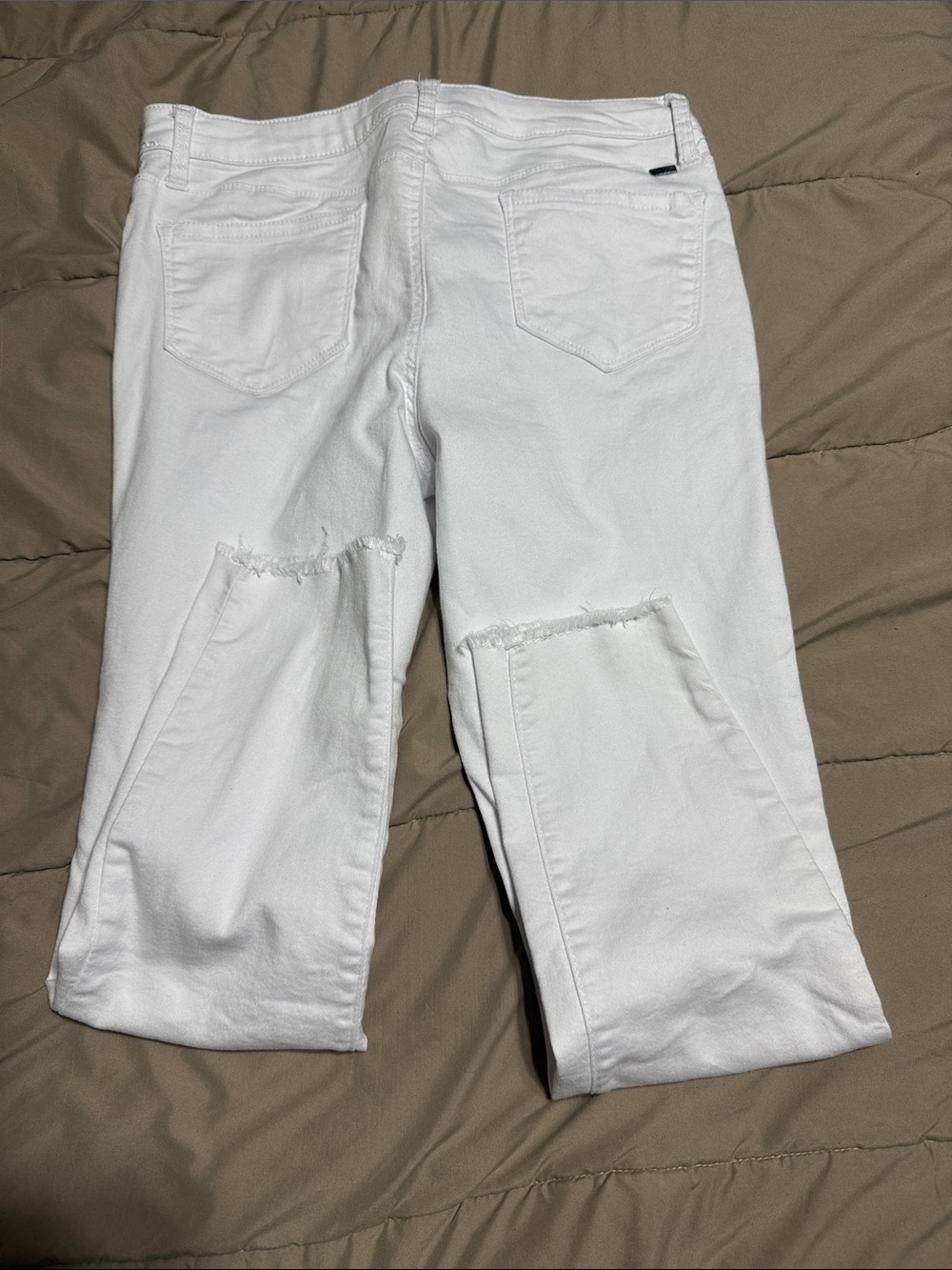 1822 Denim White Distressed Cropped Jeans